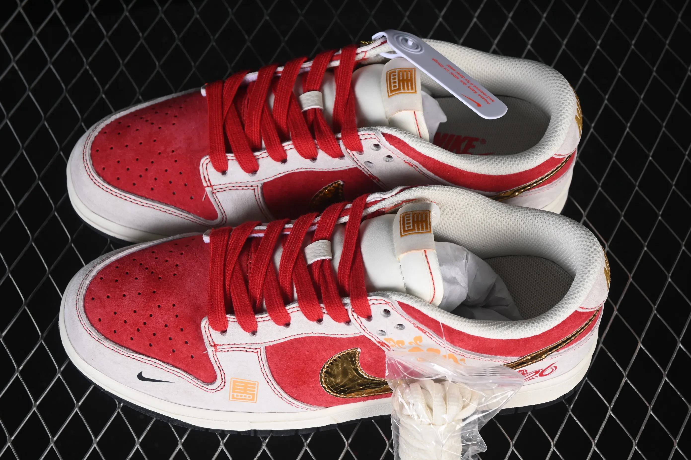 All categories Nk SB Dunk Series Nk SB Dunk Low High-end customized low-top sneakers Nike SB Dunk Low Good luck in the Year of the Horse Red, white and gold contrast colors High-end customized low-top casual skate shoes DN3168-036